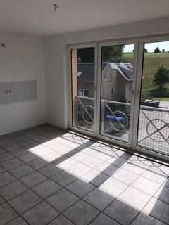 Für Autoliebhaber mit Garage vorm Haus! * 2-Zimmer mit Laminat, Wanne und Dusche in ruhiger Lage!