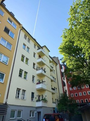Neuhausen-Rotkreuzplatz - Wunderschöne 4-Zi.-Altbauwohnung mit Balkon zum Innenhof