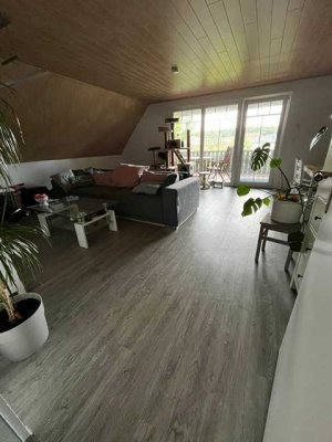 Schöne und modernisierte 3-Raum-Wohnung mit geh. Innenausstattung mit Balkon und EBK