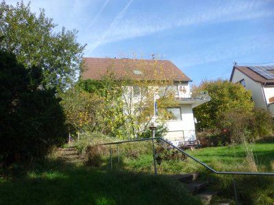 Freistehendes Zweifamilienhaus mit großen Garten