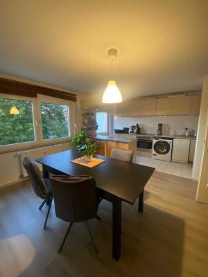 2,5 Raum Wohnung, große Räume, große Wohnküche, WG geeignet. Einbauküche.