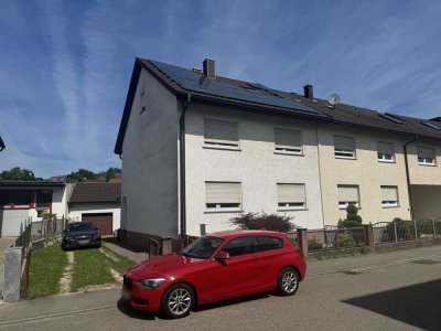 Wohnen im Grünen: Attraktive Doppelhaushälfte mit Garage und Garten in Unteröwisheim