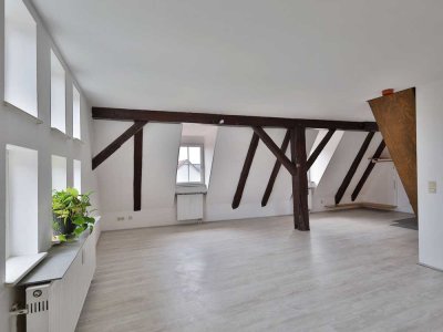 Charmante denkmalgeschützte Maisonette-Wohnung – stilvoll saniert mit großzügiger Bühne