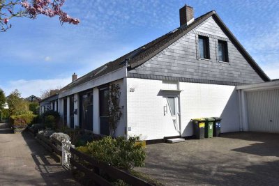 Schöne Doppelhaushälfte mit Garage und grünen Garten
