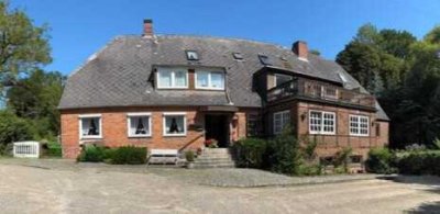 Resthof mit Geschichte: Ehemalige Wassermühle mit Koppel und Wald