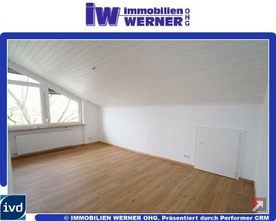***Frisch renovierte, freundliche 2-Zimmer-DG-Wohnung mit neuer EBK und Stellplatz in Bernau***