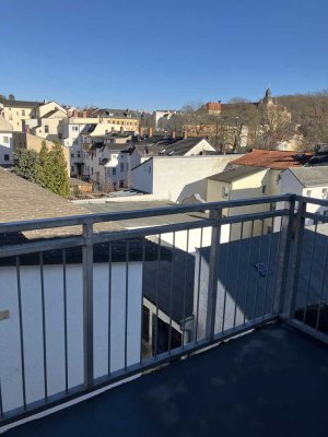 Erstbezug nach Sanierung mit Balkon und Einbauküche: Ansprechende 3,5-Zimmer-Maisonette-Wohnung