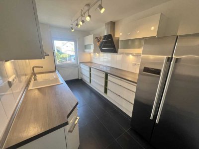 Hochwertige, moderne Immobilie mit Einliegerwohnung – bezugsfrei und sofort verfügbar.