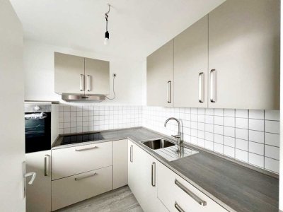 "Helle & große 2-Raum-Wohnung mit neuer EBK inkl. sowie Stellplatz und Aufzug zu vermieten"