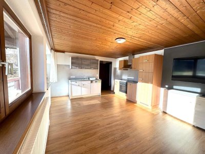 Attraktive, helle Wohnung mit großzügigem Balkon und eigenem Dachboden
