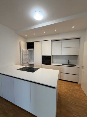 Neu renovierte, geräumige 4-Zimmer-Wohnung mit Balkonen/neuer Küche/Parkplatz