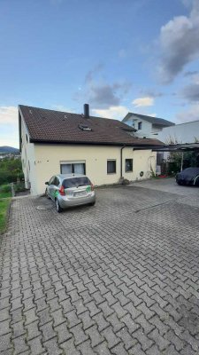 Großzügige 2,5-Zimmer-DG-Wohnung in gepflegtem 5 Fam. Haus in bevorzugter Wohnlage in Pfullingen