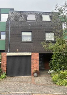 Wohnen in Detmolds Top-Lage: Großzügiges Reihenmittelhaus mit Garage, Garten & Balkon