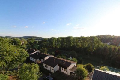 *Wunderschöne 4-Zimmer-Wohnung mit Balkon und Weitblick auf die Bergstraße!*