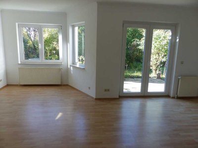 Helle 2 Zimmer Wohnung mit Balkon und Carport