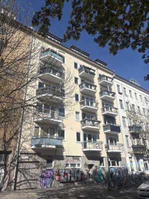"Kreuzberg-Vibe pur: Helle Balkonwohnung direkt am Görli – bezugsfrei!"