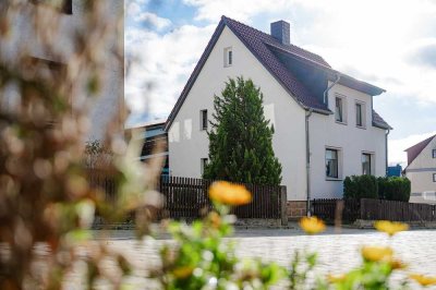 MODERNISIERTES WOHNHAUS MIT ERWEITERUNGSMÖGLICHKEITEN + FLEXIBEL NUTZBARES KIRCHENLOFT