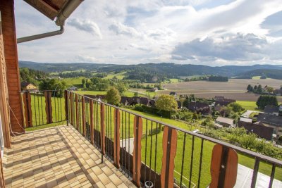 Ruhiges Zweifamilienhaus mit traumhafter Aussicht!