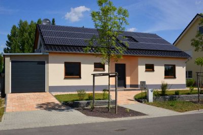 Grundstücks-Preis inkl.: 5 Zimmer auf einer Ebene, u.a.m. FBH, L-W-Wärmepumpe, Ton-Dachsteine, etc.