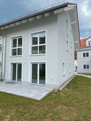 Bezugsfertig - helle, großzügige DHH mit Garten  (provisionsfrei)