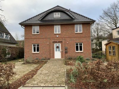 Stilvolle 4-Zimmer-Wohnung mit lichtdurchflutetem Dachstudio nahe Waitzstraße