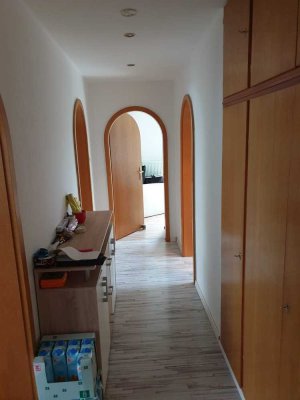 Neuwertige Erdgeschosswohnung mit drei Zimmern und EBK in Süßen