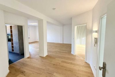 Moderne, hochwertige, teil-renovierte Wohnung mit Dachterrasse.