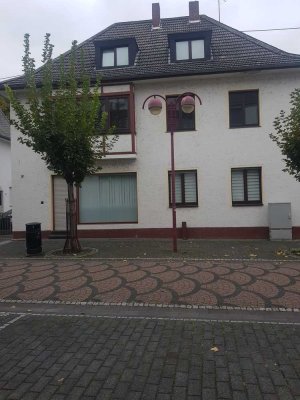Geräumiges Mehrfamilienhaus in der Bad Hönninger Fußgängerzone mit Garten und 4 Stellplätzen