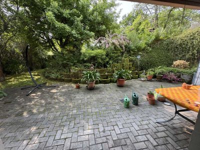 Freundliche und modernisierte 2-Zimmer-Souterrain-Wohnung mit geh. Innenausstattung mit Terrasse
