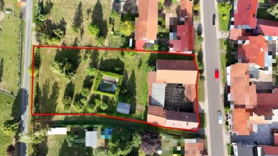 teilsanierter Vierseitenhof mit großem Garten in Ortsrandlage