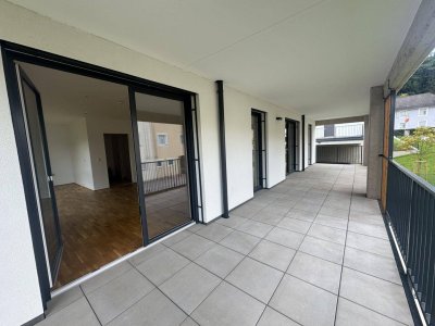 Familienfreundliche 4 Zimmerwohnung mit sehr großer überdachter Terrasse.