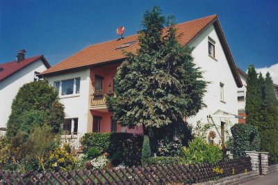 Gepflegte, ruhige und schöne 3-Zimmer-Wohnung am Ortsrand mit Balkon und EBK in Mötzingen