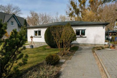 Bezugsfrei! Gepflegter Bungalow mit eigenem Innenhof und Nebengelassen in Potsdam