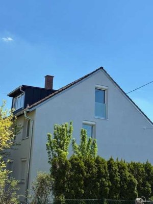 Exklusive Dachgeschosswohnung mit großzügigem Privatgarten in Königsbrunn von privat zu vermieten