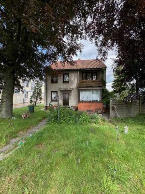 Vielseitig nutzbares Gewerbegrundstück mit Wohnhaus und Lagerhalle in attraktiver Lage