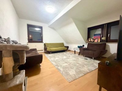 Großzügige Dachgeschosswohnung mit offenem Wohnbereich in gepflegtem Mehrfamilienhaus