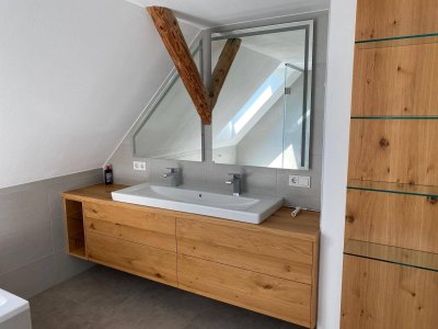 Modernes Mietshaus mit Garten und Garage