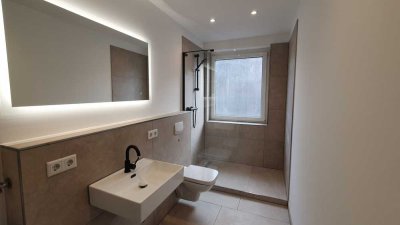 Zentrale WG-geeignete Wohnung im Kreuzviertel mit Balkon: Erstbezug nach Kernsanierung, Top Zustand!