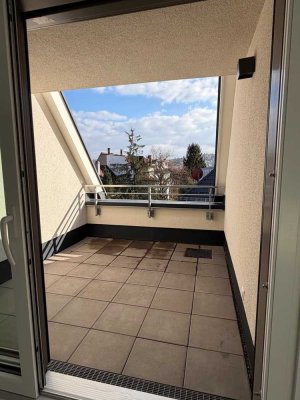 moderne 3-Zi.-DG-Mais.-Wohnung oberhalb des Hölderlinplatzes mit Stellplatz und Einbauküche