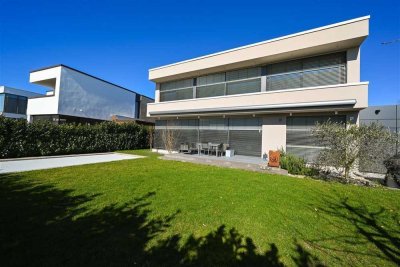 Exklusive "Villa hoch 3" mit Pool in Bestlage Riedberg Westflügel zur Anmietung