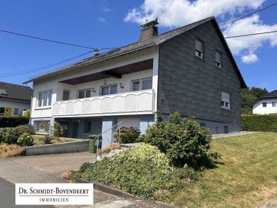 Ein- bis Zweifamilienhaus mit tollem Garten wartet in Westernohe auf neue Bewohner.