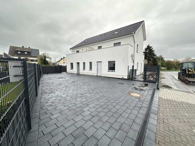 Moderne Doppelhaushälfte mit Garten, Terrasse und zwei Balkonen