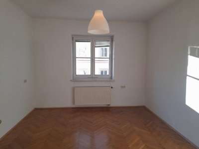 Günstige, zentrale 3 Zimmer Wohnung (WG tauglich)/Büro in unmittelbarer Uni Nähe/Zentrum (Provisionsfrei für den Mieter)