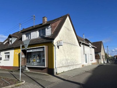 Wohnen in Karlsruhe-Neureut: Haus mit Gewerbeeinheit, Nebengebäude & Garten - Ideal für Handwerker
