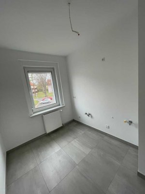 Günstige, frisch renovierte 2-Zimmer-Wohnung mit Einbauküche, PKW-Stellplatz möglich