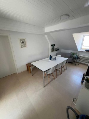 Schöne, 93qm-DG-Wohnung in zentraler Lage zu vermieten