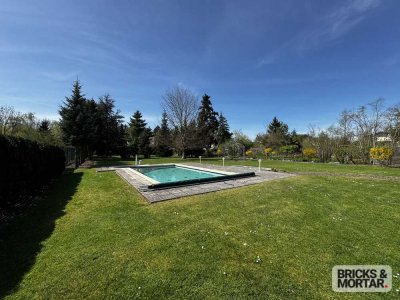 Ideal für Familien und anspruchsvolle Paare - großes EFH mit Charme, Pool, Garten und Solaranlage...