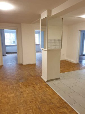Neu Renovierte 4.Zimmerwohnung-küche-Bad
