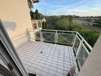 Helle, sonnige, ruhige 2-Zimmer Wohnung mit Balkon, EBK und Tiefgarage