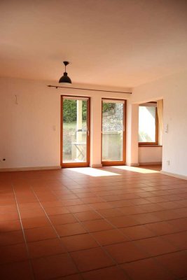 Helle Souterrain-Wohnung mit eigenem Eingang und zwei Terrassen